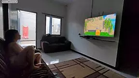 Jogando videogame sentado nas pernas so queria zerar o jogo e nem viu o tamanho que ta a madeira