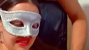 Halloween en la oficina mi jefe me coge las tetas y me deja caliente