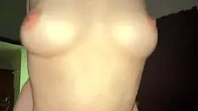 コロンビアのエステファニがセクシーな自家製カップルシーンで騎乗位