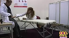 Mladá v uniformě se divoce oddává trojce v ordinaci doktora.