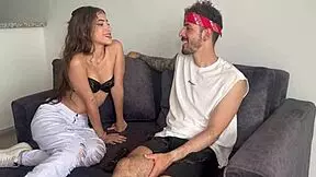 Pillo a Mi Hermanastra Chupando Polla y Me Uno al Placer