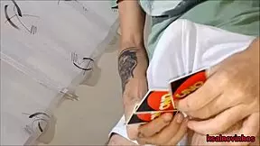 Visitando minha vizinha jogamos cartas e percebi que estava sem calcinha