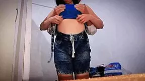 me chupa la polla mientras todos almuerzan en la sala