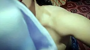 me chupa la polla mientras todos almuerzan en la sala