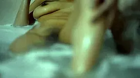 la tierna amiga dejó escapar sus deseos más ocultos en la privacidad del apartamento