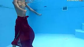 Tiny Hermione Ganger teases underwater in pool with tight frame