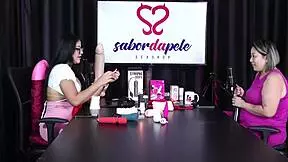 لوسيانا كاي وتيفاني روشا تستكشفان مجموعة لينجري أحمر شفاف