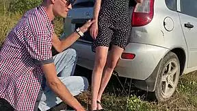 Фетиш ног на природе с сексуальной тинейджеркой 18+, показывает ноги и маленькие сиськи на улице