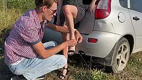 Фетиш ног на природе с сексуальной тинейджеркой 18+, показывает ноги и маленькие сиськи на улице