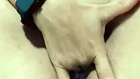 Mucha leche sale de mi coño mientras me masturbo con dedos grandes