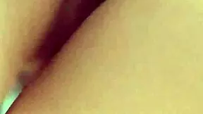 Mi sto masturbando e lui mi scopa ma mi piace