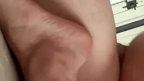 Mi sto masturbando e lui mi scopa ma mi piace