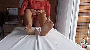 Hidden camera catches therapist touching patient intimately until she can't take it 😏 - tantric massage real video