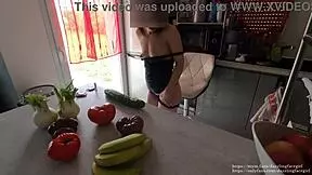 Elle se prend un concombre dans la chatte pour la première fois. Dazzlingfacegirl moans loud while riding it on web chat.