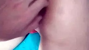 Roçando o pau na buceta e no cuzim da esposa do meu amigo até ela gozar explodiu porra na bucetinha.