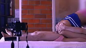 La estudiante exploraba fantasías salvajes con amiga en apartamento.