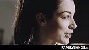 Roller sister seduces teen in sanitary with stars