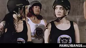 Roller sister seduces teen in sanitary with stars