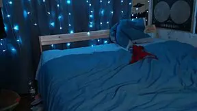 Hot teen shows beautiful ass!