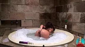 Whore Shows Off In Bathtub