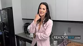 Real estate agent Evelin convinces rich client to be her daddy 😘