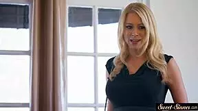 טינאיירג'ין יפה 18+ 18+ מתכופפת ברולפליי ארוטי. זרע על התחת שלה בפעולה דוגיסטייל לוהטת.