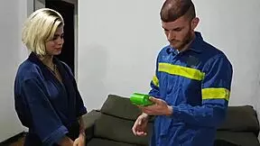 called electrician for tv help, paid with wet blowjob and pussy fucking