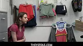 Эй, смотри, как 18-летнюю красотку Тристан Саммерс ловит охранник за кражей