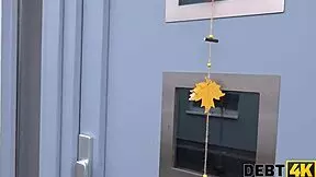 debt4k desempleada adelle sabelle follada por el musculoso cobrador de deudas