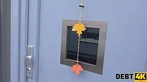 debt4k desempleada adelle sabelle follada por el musculoso cobrador de deudas