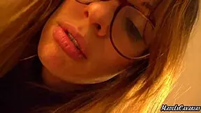 chica friki con su chocho húmedo quiere una gran verga