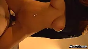 chica friki con su chocho húmedo quiere una gran verga