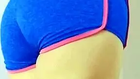 Jovencita se desnuda mientras hace la limpieza y el depravado se aprovecha de su inocencia real casero