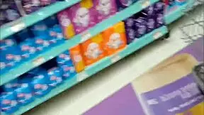 wow, esposa sem calcinha se exibindo no mercado com esse big ass