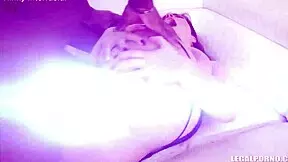 Млада пищна София Лий пристига да се справи с два кура в див анален екшън. Бельото й едва издържа!