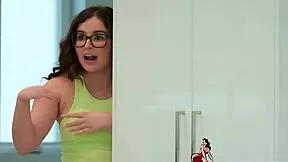 جين وايلد، ليانا لوفينغز، وهولي داي في مرة ممسك مرتين خجول