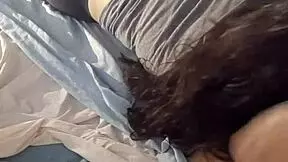 ラテン系ガールがフェラチオしてレギンス姿のいい尻を見せる