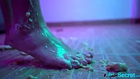 Besecret, I know playing with money and food is wrong, but this cake felt amazing after my sexy Colombian action! 🍰