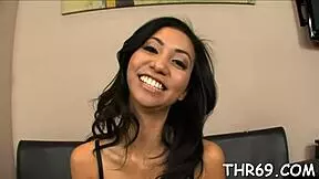 ممارسات شفط هاوية: فتيات 18+ صغيرات هاويات يعرضن مهارات الشفط في جلسة خشنة