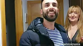 El cornudo de mi marido me pilló con otro con una polla de 25 cm y después se unió el 😈