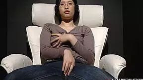 Wow, didn’t expect this shy glasses girl’s solo to be so hot!