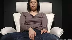 Wow, didn’t expect this shy glasses girl’s solo to be so hot!