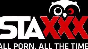 A fenébe, ez a fiatal bombázó könyörög, hogy az arcát ellepje a gecivel! Meg tudod csinálni?