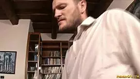 lesbian girl kisses and fucks in threesome