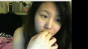 cute asian twerking on cam