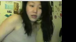 cute asian twerking on cam