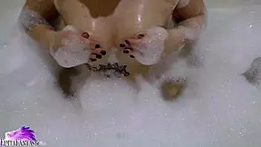 Bath time solo play delight