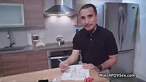 गर्लफ्रेंड द्वारा बोर्ड गेम नाइट पर फ्रेंड्स के साथ ब्लो