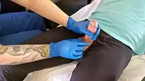 Domácí návštěva sestry se změní v parný roleplay s tetovaným mladým 18+ pacientem v domácím klipu