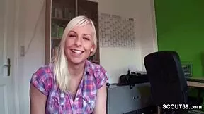 Stief Schwester Hilft Ihrem Bruder Und Holt Ihm Einen Runter